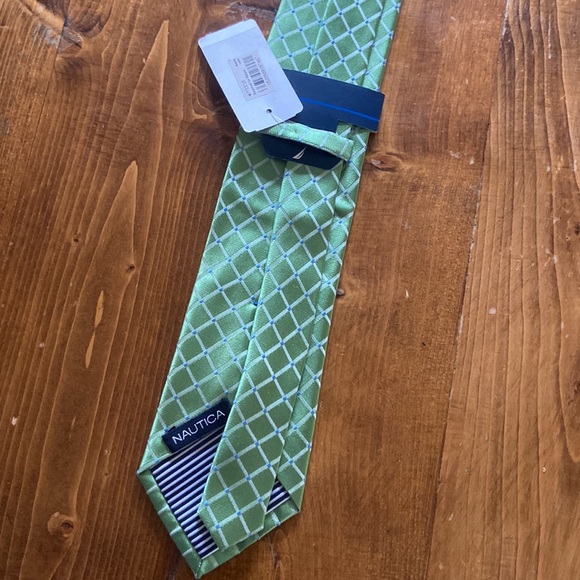 Nautica tie, new with tags! Green, white and blue with a sheen to the fabric! - Picture 3 of 4